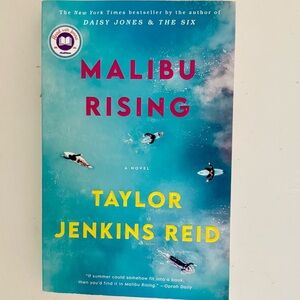 NYT Bestseller Malibu Rising by Taylor Jenkins Reid